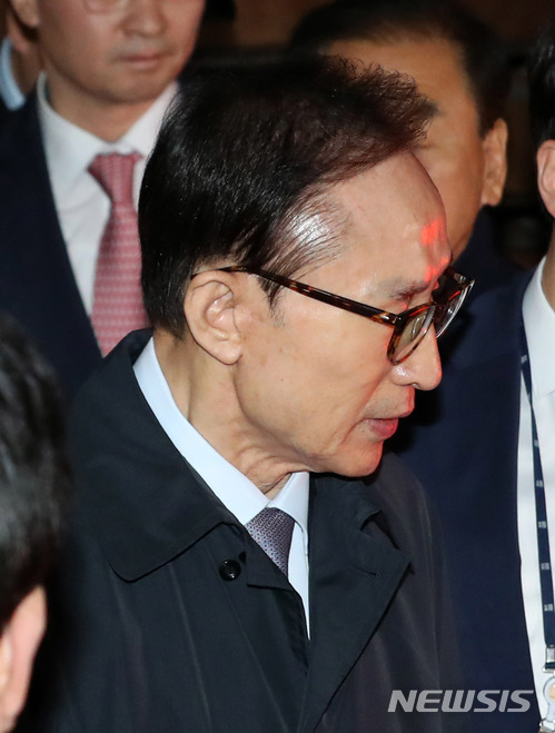 【서울=뉴시스】김진아 기자 = 이명박 전 대통령이 지난 3월23일 오전 서울 강남구 논현동 자택에서 나와 동부구치소로 향하고 있다. 2018.03.23. photo@newsis.com