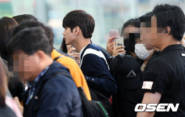 Wanna One Ong Seong-wu is leaving for Malaysia through the Incheon International Airport on the morning of the 10th day of filming Jungles Law in Sabah.