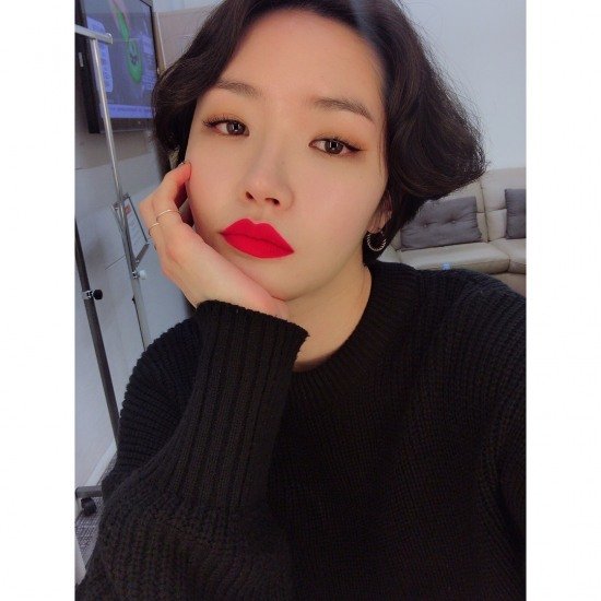 Kim Sae-rom posted a picture on his 10th day with his article My brother: Why did you have a black sister? - I did not mean it .. Anyway, everyone is good morning.The photo shows Kim Sae-rom with a wave in a short cut, which has recently turned into a shorter Hair style than before, attracting fans attention.However, it seems to have misunderstood his brother because it is similar to the hair style of Park Bo-gum shown at the Baeksang Arts Awards ceremony on the 3rd.On the other hand, Kim Sae-rom appeared on MBC Everlon Video Star in January and mentioned divorce.dong-a.com entertainment news team