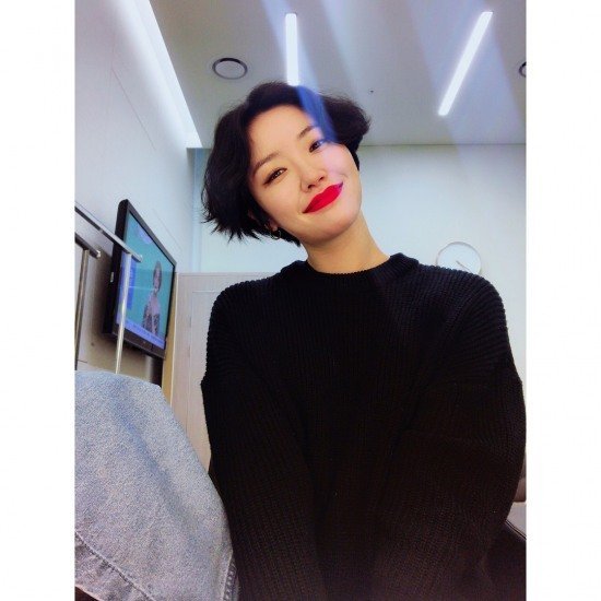 Kim Sae-rom posted a picture on his 10th day with his article My brother: Why did you have a black sister? - I did not mean it .. Anyway, everyone is good morning.The photo shows Kim Sae-rom with a wave in a short cut, which has recently turned into a shorter Hair style than before, attracting fans attention.However, it seems to have misunderstood his brother because it is similar to the hair style of Park Bo-gum shown at the Baeksang Arts Awards ceremony on the 3rd.On the other hand, Kim Sae-rom appeared on MBC Everlon Video Star in January and mentioned divorce.dong-a.com entertainment news team