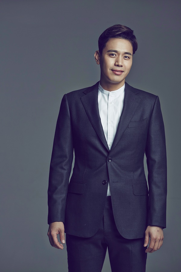Interview 1) Musical Actor Son Jun-ho will be on various stages, including his wife, Musical Actor Kim So-hyun, and musical talk concert.In musical Empress Myeongseong, he appeared on stage with Gojong and Empress Myeongseong, respectively, and showed his first couple acting.I didnt really want to be in the first place with So Hyun and Musical, Son Jun-ho said, but I was not in the last place, and I was in the middle of a lot of trouble with each other.I was worried that the fact that the couple of reality did not seem to be the role of the drama and could break the immersion in the drama. It seems that there are not many people who feel that way.I am grateful that many people are interested, liked, and judged it to be new, he said.Son Jun-ho also told the behind-the-scenes story of a musical talk concert: When I was having a musical talk concert with So Hyun, there was trial and error at first.The musical actor couple explained the musical work and performed it in the form of singing.However, sometimes Son Hyun Jyu-ni responded more when he talked about the story of the couples life, and made a mistake episode on stage.It is good to explain the musical, but we want to tell our story, so we deliver various stories to the audience. Kim So-hyun was a beautiful sister who bought rice. He said, It was good to be pretty at first.When So-hyun asks me sometimes, Why did you marry me? she says, Im pretty. Shes very upset, but shes really.I thought I was living a different life with me, but I was living the same life as me, and I was in love with eating Doenjang-jjigae. They are still very fond of each other, like newlyweds. Especially these days, the young couple.Some of the things that the household has to take responsibility for, but men have moments to lean on, and living with seniors in life can also ask for advice.It is a good thing that you can share your troubles with your wife, except for your parents, who are 100% on my side. He majored in vocal music and made his debut as a musical actor at the age of 28, a little later than other actors.What decision would he make if son Hyun Jyu-nii offered to walk the same path as him and wife Kim So-hyun?If youre good and want to do it, youll have to do it. My parents never stressed me when I said they wanted to.So Im free, and Im living so happy right now. If Hyun Jyu-ni wants to do it and does it well, I want to help.Of course, the dream of the Hyun Jyu-nii these days is the boss of the toy store, but ha ha.