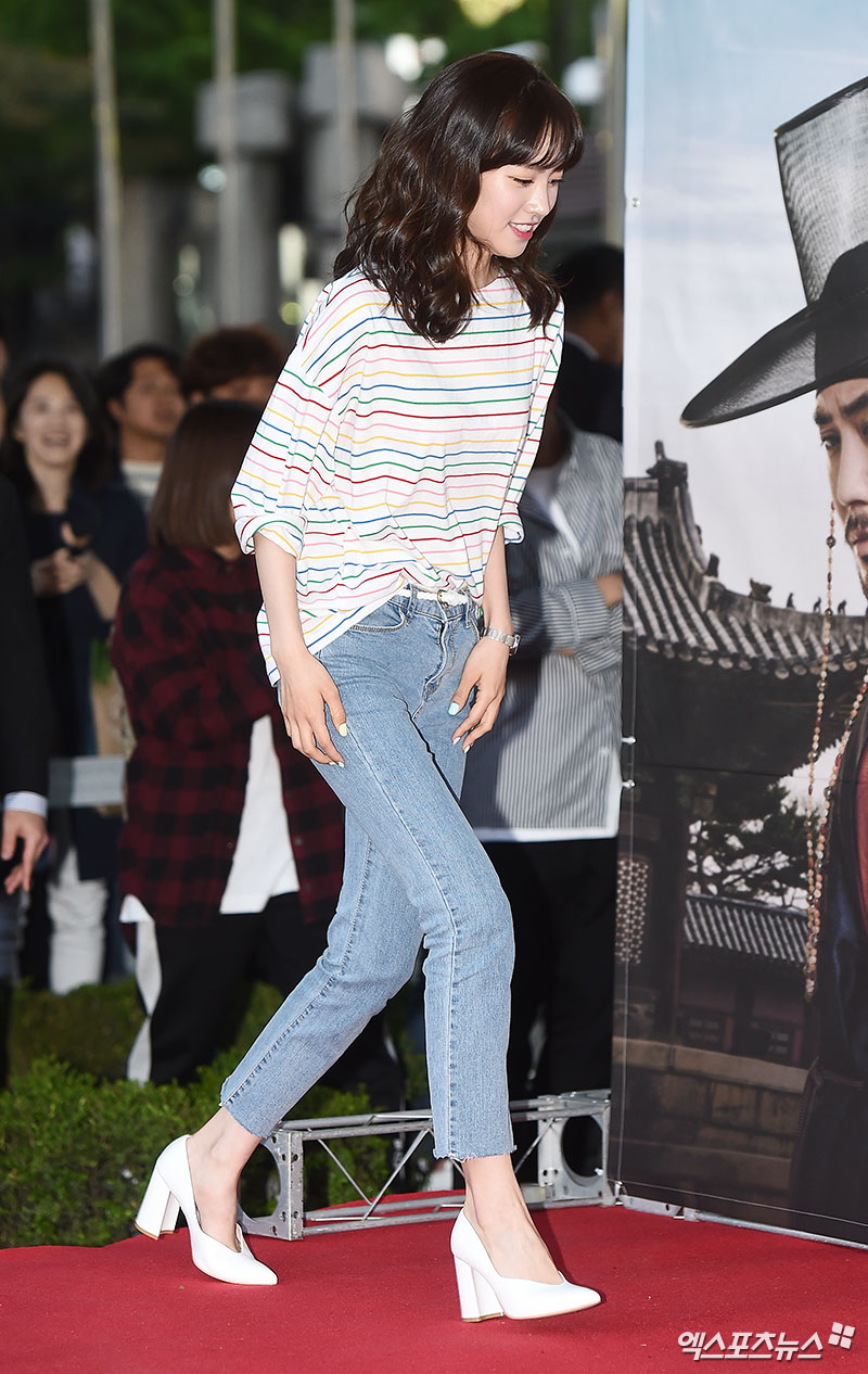Actor Jin Se-yeon, who attended the free hug event of the TV drama Sejo of Joseon - Drawing Love on the weekend of TV in Gwanghwamun, Seoul on the afternoon of the 9th, is sharing hug with fans.The appearance of the psychedelic.Sejo of Joseon ratings exceeding 5%, I came to keep the Free Hug pledgeSimkung Eye Contact.This beauty, I call you close-up.Im here for free hug.Come here.Ill hug you.