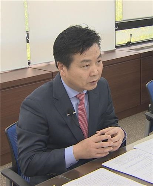 홍종학 "최저임금 인상 폭, 신축적으로 판단해야" (서울=연합뉴스) 홍종학 중소벤처기업부 장관이 10일 서울 종로구 중소기업옴부즈만에 있는 장관 집무실에서 진행된 연합뉴스와 인터뷰하고 있다. 2018.5.10