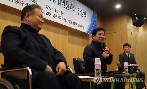 현장 중심 행정 강조하는 홍종학 장관 (대전=연합뉴스) 한종구 기자 = 홍종학 중소벤처기업부 장관이 14일 대전 대덕테크비즈센터에서 열린 창업벤처기업 간담회에 참석해 기업인들과 대화하고 있다. 2018.2.14