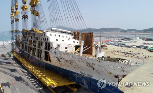거의 다 세워진 세월호 (목포=연합뉴스) 김도훈 기자 = 10일 오전 전남 목포시 목포신항에서 세월호가 완전 직립에 가까이 직립해 있다.    superdoo82@yna.co.kr