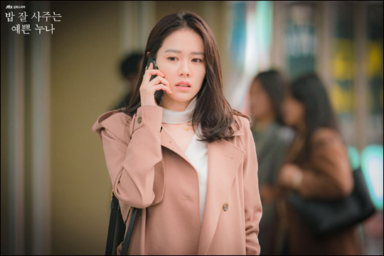 Son Ye-jin character sweet potato criticism remaining 4 times to focus on developmentI get tired of having a sweet love affair, and when I get excited at first, and when I get a love affair that doesnt fit the situation, viewers get tired.JTBC Bob Good Sister, which featured actor Son Ye-jin and Jung Hae-in, was loved by the sweet and exciting melodies of the two actors.It was the melodies of the two actors who made use of the romance of the older couple who had known each other for a long time.There were many viewers who watched the drama just for the fun of watching.The problem is the story: Bob-buying pretty sister is a 16-part drama. 16 parts long to fill with only the sweet melodies of the two.In addition to melodies, you need a solid story and a fresh taste to attract viewers tastes, but the latest development of Breaky Sisters is a frustrating sweet potato flavor.The ratings also responded: 6 times in the nation, 6.2% in the metropolitan area and 7.1% in the metropolitan area, and ranked first in the same time zone including terrestrial broadcasting, but it has been on a steady pace beyond the middle of the play.It has fallen to 5 percent in recent broadcasts, due to loose stories.The story was repeated from the moment when Yoon Jin-ah (Son Ye-jin) and Seo Jun-hee (Jeong Hae-in) confirmed their love at the very beginning and dated.As Jin-ah was bullied by her ex-boyfriend, and Jun-hee comforted Jin-ah, who was struggling, the viewer was exhausted.In particular, Jin-ahs continued tangling with her ex-boyfriend because of the change in her cell phone name was an incomprehensible act, and the scene of her ex-boyfriend and her ex-boyfriend going to the news agency together was quite shocking.I understand the part that used my ex-boyfriend for a dramatic situation, but it was too much.The scene that made the viewer the most distracted came in the 12th episode: Yoon Jin-ah, who was unable to win her mothers torch, went to see the line, also in a pretty decorating manner.Junhee lied to her Mom errands and told her father that she was going out for Junhee. Even the contest was Are you crazy? What is our Junhee? Lets get it together with Junhee. I could go to her, but even when I went to see her, she was not so good, so stumped.It is the collapse of the character. Jun-hees father, who can be a big wound and disgrace, and Jun-hees secret meeting, pointed out that it is Earlier, director Ahn Pan-seok said that this drama was the growth period of Yoon Jin-ah.It is a story that an immature Jin-ah, who is in his mid-30s, grows through the process of meeting and loving Seo Jun-hee.As Ahn said, Yoon Jin-ah is immature and indecisive, and he was nicknamed Yoon Tamborin because he lived in a company that good was good.Such a young Jin-ah met Junhee and changed a little.Why did you change like this?I did not know that I was a precious person for a while, but I should keep myself well while watching someone protect and save me.But then it was a moment. After that, he showed unresponsive behavior and lowered the charm of the character.The repetition of the scene in which Yoon Jin-ah and Seo Jun-hee rapidly with a sweet affectionate spirit after the conflict also made viewers tired.It is pointed out that the two people who have experienced conflicts and have shown a sweet affectionate spirit are no longer new, which is why the love of the rain does not look beautiful enough to reach their hearts in the 12th.I want to see the lovely Yoon Jin-ah.Seo Jun-hee is portrayed as a perfect and wonderful man who understands everything about her lover, while Yoon Jin-ah is portrayed as a frustrating character who only thinks.How much will the young Jin-ah grow? Just four more.