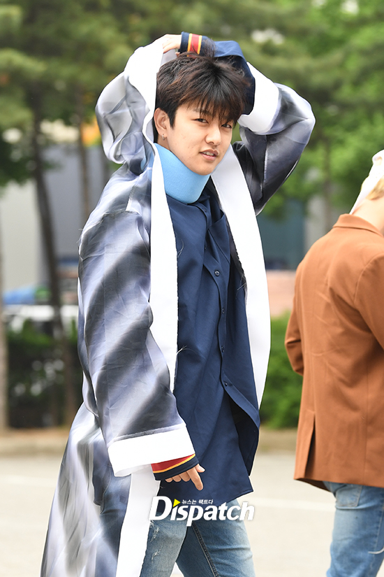 KBS-2TV Music Bank rehearsal was held at KBS public hall in Yeouido, Yeongdeungpo-gu, Seoul on the morning of the 11th.The injury following Idols line was a pity.Cross Gene Shin Won-ho showed a neck cast, (girl) kids Mi-yeon showed a knee adhesive plaster and U & B Marco Polo showed a trace of injuries with neck pas.On the other hand, Music Bank will feature girlfriends, Lovelies, IN2IT, UNB, The Boys, Pentagon, Impact, Snooper, 10cm, Na Yoon Kwon, Dream Catcher, Busters, Ben, Aiz, Oh My Girl Banhana, Yong Jun Hyung, Yumi, Cross Gene, and (girls) children.The Sad Neck Gibbs (Cross Gene Shin Won-ho)Im fine.Its my birthday today (U & B Marco Polo)Actually, it hurts.The Face is a Sparkle ((Women) Kids Mi-yeon)Knee is bruised.