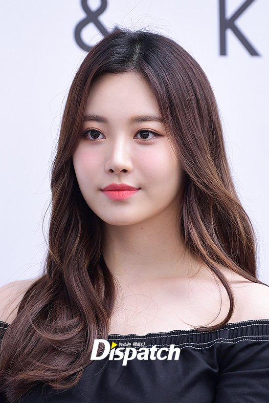 The group Girls Day Yura attended a fashion miscellaneous brand photo wall event held at COEX Mall in Samsung-dong, Gangnam-gu, Seoul on the afternoon of the 11th.Yura showed a lovely appearance toward the reporters on this day.Bloody is basic.imitation eleganceinstinctive cutie