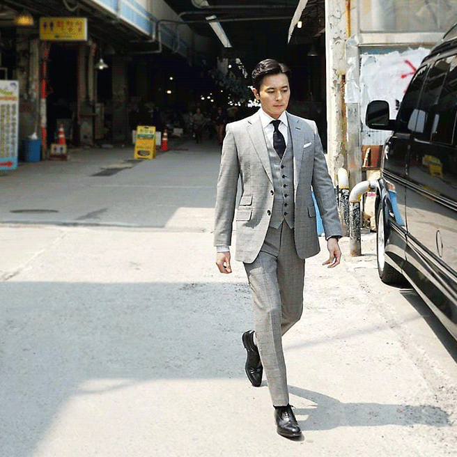 Even the same lawyer has different styles: looking at the style of suits in the drama by Jang Dong-gun and Park Hyung-sikThe interesting thing about the drama <Schutz> except for the story is that they can get a glimpse of their suit style along with the warm romance of Jang Dong-gun and Park Hyung-sik who returned to the drama for a long time.I compared the style of people who wear suits like school uniforms, and Im not born to wear anything.The Classic is eternal, Jang Dong-gunIn the drama, Jang Dong-gun always wears a three-piece suit with the best.It seems to show a reliable and elegant style to suit his character, the chief lawyer of the law firm.The thick The Classic tie on a white shirt, a check pattern suit, a hanger chip on the left chest, and a sleek line of shoes to culminate in a formal suit look.Here, the pomade hair of the neatly arranged Garma is added to create a suit picture every drama scene.The Classic is perfect for the word eternal, Jang Dong-gun.Dont make fun of me for being young, Park Hyung-sikThe distinct difference from Jang Dong-gun is the shoes.Park Hyung-sik, even wearing a suit in the drama, always appears in sneakers (mainly wearing a lot of converses), which seems to be a factor in saving his free-spirited character.I often notice him wearing the same suit several times, as if a lawyer armed with smartness and youth doesnt need a good suit, and the other thing is that hes always undoing his jacket.Unlike Jang Dong-gun, who looks cool with calculated styling, Park Hyung-sik leaves the courtroom with a buttoned jacket and a thin tie and backpack on a blue shirt as if he does not have to wear a white shirt on his suit.a warm two-shot that saves the suit fit properlyeditor Kim Ji-hyePhoto KBS,design transferSUIT STYLE