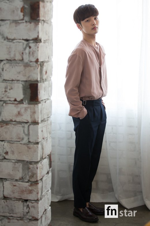 Kim Min-jae, the leading actor in the movie The Wrestler, poses before a round interview at a cafe in Samcheong-dong, Seoul.The Wrestler has been transformed from a former Wrestler to a professional householder for 20 years.The 9th-tier son of Salim, Guibo, began to associate with unexpected characters, and was released on the 9th as a film about the story of a peaceful daily life being turned over pleasantly.