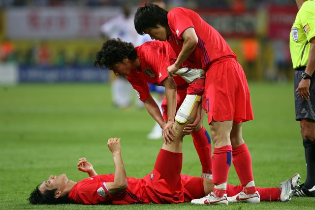 2006 독일월드컵 프랑스전에서 김남일(왼쪽)이 쓰러지자 안정환(가운데)과 박지성이 도와주고 있다. 한국일보 자료사진
