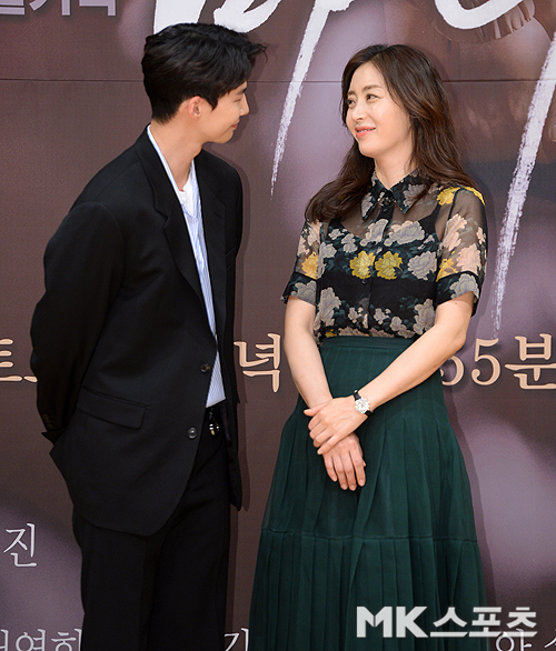 SBS Drama Secret Mother production presentation was held at SBS in Mok-dong, Yangcheon-gu, Seoul on the afternoon of the 11th.Song Yoon-ah, Song Jae-rim has photo time.