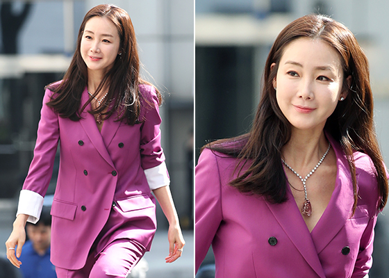 Actor Choi Ji-woo showed off his perfect purple suit appearance in his first official appearance in two months of marriage.Choi Ji-woo attended the How to Style Up event of Goldduck, a jewelery brand held in Cheongdam-dong, Gangnam-gu, Seoul on the afternoon of the 10th.On this day, Choi Ji-woo appeared in a double-breast suit with calm purple and beige stiletto heels with dense crystals.Choi Ji-woo donned a large purple necklace that fell long along the neckline instead of wearing an inner inside the jacket separately.He created a glamorous and fascinating atmosphere with a point necklace, with earrings opting for a neat design that stuck to his ears.In addition, Choi Ji-woo completed elegant makeup by emphasizing smooth skin results, dark eyes and calm rosy lips.Meanwhile, Choi Ji-woo posted a private marriage ceremony with a couple of members who had been dating for a year in March.