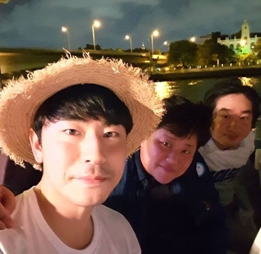 Actor Lee Si-eon has been told of his recent reward vacation in Thailand.Lee Si-eon wrote on his instagram on the 10th, Wonderful leave! After the shipboard party, Khao San Road!Bangkok is too hot. B team coaches who have suffered from a fan twist and Hancut # Lee Si-eon # Bangkok Love Live!!One, he posted a picture with the phrase.The cable channel tvN Love Live!, starring Lee Si-eon, recently ended and left the reward vacation on the 9th.Lee Si-eon says, Love Live!, I took the position of the 10th grade of the Hongil District, and I realistically portrayed the realistic affection I feel as a police officer and the responsibility I feel as a family leader.Lee Si-eon is appearing on MBCs I Live Alone.