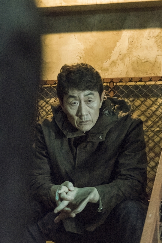 A photo of Heo Joon-ho revealing a twisted denial toward Nam Da-reum has been released.He is a serial killer of Bereavement, different from his normal father, and he is attracted to his son, Nam Da-reum, in an eerie and dreary atmosphere.MBCs new tree drama Come and Hug Me (playplayed by Lee A-ram / directed by Choi Jun-bae / Production by Imagine Asia, Company Ching), which is scheduled to be broadcasted on May 16, is an emotional romance that reunites the police and the daughter of the victim, the first love of each other, while living away from the stigma of the world, and gives each other pain and hurt.In the photo released on the 11th, Yoon Hee-jae (Heo Joon-ho) is watching someone with his dry and cold eyes.Where his gaze is reached, Hee-jaes second son, Yun-tree (Nam Da-reum), bows his head with a hard look.Hee-jae is a Bereavement serial killer who pursues provocative things and has a strong impulsive tendency.Unusual, he is a teaching based on crooked injustice, unlike ordinary parents, which confuses the head of a young tree that is still only middle school students.Because of this act of joy, the subtle emotions are felt in the expression of the tree looking at the father, which stimulates curiosity about what the story is between the two and what kind of conversation they are having.The rich relationship between Hee-jae and Tree is a very important point for the drama, said the group. I would like to ask for your expectation that deeper stories will be released on the first broadcast next week.kim ye-eun
