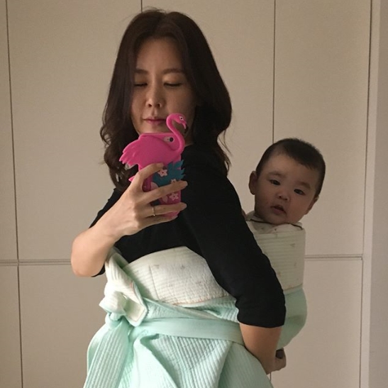 Sun-yeong Ahn released a post-diet photoBroadcaster Sun-yeong Ahn posted a photo on his Instagram on May 11.The photo shows Sun-yeong Ahn shortly after Child Birth, and Sun-yeong Ahn, who lost 10kg through Diet.You can also see a photo of Sun-yeong Ahns recent book I Want to Do Diet.According to Sun-yeong Ahn, his weight after Child Birth was 67kg.Sun-yeong Ahn said, I starved and managed, returned to broadcasting, covered with hair makeup clothes, and all lost and recovered 60kg.Even if I do not have a weight, I do not have the same body shape and the physical strength of hitting the floor, and the aging that is progressing proportionally to the growth of a child who grows too strong.# Sun-yeong Ahn 100 Day Diets results are full of # I want to do it. When Diet is unfolding in front of me, I feel like I have another child, I feel a sense of responsibility to live harder and more fearful. In particular, Sun-yeong Ahn said, I just lost myself as a mother, a daughter-in-law as a daughter-in-law,I hated the feeling that I felt like I was being castrated socially by the label of a woman as a woman. When the process of losing weight became an issue, the most frequent comments were who can not do it if there is money and time and can it be because it is Celebrity I was overwhelmed by the criticism of those who were fans, saying, I knew it. Sun-yeong Ahn said, There has been no broadcast, radio, event, book, anything that has been done without a break for the past 18 years, or nothing that has been easily maintained, or I have been good or star-studded.I think theres only one reason Ive survived so far - thats just #desire.I am in my twenties and I am desperate to make myself stronger than other people who have raised me, and in my thirties I want to develop me and become a loved broadcaster for a longer time, 40sI am now desperate to be a healthy mother that my child can respect. kim myeong-mi