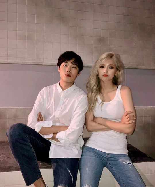 Actor Ryu Jun-yeol and model Shim Sooung released the behind-the-scenes footage.Shim Sooung uploaded two photos on May 10 with an article entitled Thank You on his instagram.The photo shows Ryu Jun-yeol and Shim Sooung, who are filming a picture of a mother-of-one clothing brand, with their intense eyes that are likely to eat the camera, impressive.sulphur-su-yeon