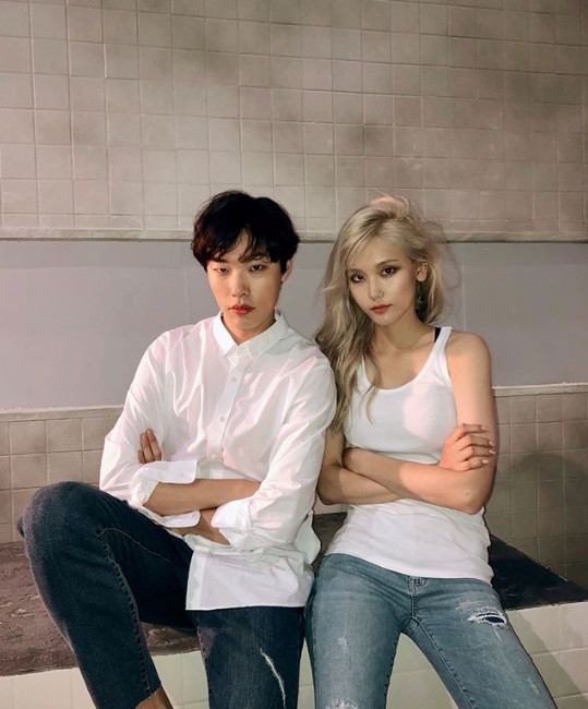 Actor Ryu Jun-yeol and model Shim Sooung released the behind-the-scenes footage.Shim Sooung uploaded two photos on May 10 with an article entitled Thank You on his instagram.The photo shows Ryu Jun-yeol and Shim Sooung, who are filming a picture of a mother-of-one clothing brand, with their intense eyes that are likely to eat the camera, impressive.sulphur-su-yeon