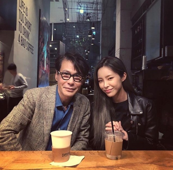 Heize, Yoon Sang Sungdeok Certification I can not express it in any words, I respect it The music source strongmen Yoon Sang and Heize met.Heize posted a picture on his personal Instagram account on May 10, taken with composer Yoon Sang.Heize said, What do you need? No, I cant express it in any words. Im so happy. I admire you. I love you so much.Yoon Sang senior, he said, expressing his respect for the Yoon Sang.Heize fans who saw this responded such as Congratulations on Sungdeok (Successful Deokhu), Meetings of Two...The Big Picture and He was a hit.Park Su-in