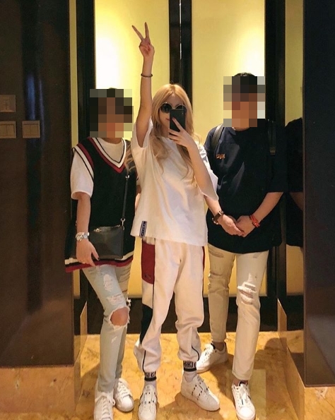T-ara Qri told the first recent situation after Jangcheon lawyer and romance rumor.Qri posted a mirror selfie pictured with acquaintances on May 11 on her personal Instagram account.Qri added with the photo that Jip Soon Lees hobby is Travel, informing him that he is currently on Travel.CBS Nocut News reported alone that Qri and Jangcheon recently enjoyed dating in Fukuoka, Japan on May 10.It is the second romance rumor since September last year, but neither has expressed its position.Park Su-in