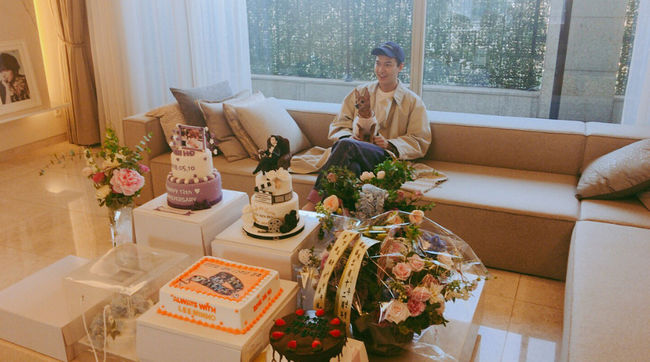 Actor Lee Min-ho has unveiled his latest news for his 12th anniversary.Lee Min-ho posted several photos on his instagram on the 10th with an article entitled 12th Anniversary Thank for Everything.In the public photos, Lee Min-ho is smiling behind the gift, cake, flower basket sent by fans, and posing with a puppy in his arms.Lee Min-hos short cut hair style attracts attention.Meanwhile, Lee Min-ho, who made his debut with EBS Drama Secret Correction in 2006, was loved by viewers for KBS2 Boys Over Flowers, SBS Heirs and Blue Sea Legend.Lee Min-ho is currently serving as a social worker at the Gangnam District Office in Seoul. Call off is scheduled for May 2019.Lee Min-ho Instagram