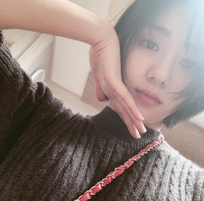 Minah, a member of the girl group AOA, unveiled a changed Hair style ahead of a full comeback.AOA Minah released a photo on his Instagram on Wednesday with an article entitled How about a single Elvis (fan club name)? I dont know.In the open photo, Minah attracted Eye-catching with a short hair style that showed a pure yet sophisticated charm.Especially, AOA, which Minah belongs to, is about to make his first comeback in the six-member reorganization after Park Choas withdrawal, so the bigger attention was focused on this transformation.It is hoped that the concept will come back to the music industry.AOA, which has been loved by short skirt, Sammansa, Simkunghae and Excuseme, has confirmed its comeback on the 28th.Minah SNS.