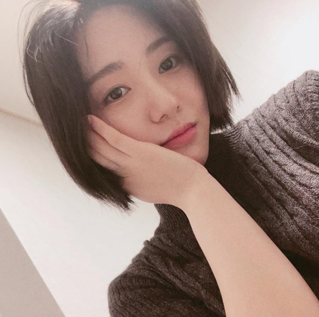 Minah, a member of the girl group AOA, unveiled a changed Hair style ahead of a full comeback.AOA Minah released a photo on his Instagram on Wednesday with an article entitled How about a single Elvis (fan club name)? I dont know.In the open photo, Minah attracted Eye-catching with a short hair style that showed a pure yet sophisticated charm.Especially, AOA, which Minah belongs to, is about to make his first comeback in the six-member reorganization after Park Choas withdrawal, so the bigger attention was focused on this transformation.It is hoped that the concept will come back to the music industry.AOA, which has been loved by short skirt, Sammansa, Simkunghae and Excuseme, has confirmed its comeback on the 28th.Minah SNS.