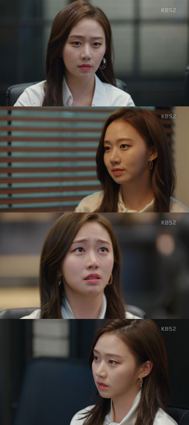 Actor Ko Sung-hee has been well received for expressing paralegal Ji-na Kim in three dimensions.Ji-na Kim played the role of Lim Joo-hyun, who gave her a post as a news anchor for her junior due to stage phobia at the Moot court of Ko Yeon-woo and Seos lawyer (Lee Tae-sun).On the other hand, Sehee will take charge of Innocent Witness of Ko Yeon-woo, who has not found anyone to play Innocent Witness in the company.Se-hee testified that Lim Joo-hyun was a senior with many secrets, using the metaphor of Rabbits on the Moon.At that moment, Ko Yeon-woo could not hide the embarrassing appearance, and Ji-na Kim stared at Ko Yeon-woo with a colder look.The rabbit analogy was used by Ji-na Kim when Confessions of secrets to Ko Yeon-woo, and Ko Yeon-woo was unable to avoid suspicions that he could not keep secrets.The relationship between the two has worsened even further in the Moot Court.Ko Yeon-woo pointed out to Ji-na Kim of Im Joo-hyun that the reason why he could not sit in the anchor position was not the stage phobia but the result of his lack of ability.This has led to Ji-na Kims past being a lawyer due to test phobias, which has led to his suffering.Ko Sung-hee is completing the Ji-na Kim Character, which is based on a variety of Feelings such as jealousy and jealousy due to love, as well as the wounds of the character, based on clear vocalization and solid acting ability.Ji-na Kim, who was not a lawyer, was filled with compassion with a trembling voice of scars and inferiority.In addition, the fake lawyer Park Hyung-sik is raising the audiences excitement index with a breathtaking smuggling romance that does not seem to be done.On the other hand, Suits is broadcast on KBS2 every Wednesday and Thursday at 10 pm.