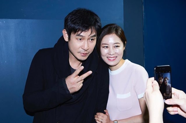 Its a nice two-shot: The movie Peppermint Candy, two main characters, Actor Sol Kyung-gu and Moon So-ri, met.On the afternoon of the 11th, Sol Kyung-gu and Moon So-ris agency, CJS Entertainments official Instagram, posted a photo with an article entitled Special Spring Day for Peppermint CandySol Kyung-gu and Moon So-ri co-worked in the 2000 film Peppermint Candy.This film is a work that proves the true power of driving the life of an individual through the trauma of Gwangju in May 80, which passes through the 20 years of the main character Kim Young Hos life, and is considered to be the work that unearthed Actor Sol Kyung-gu and Moon So-ri.Peppermint Candy was recently re-released as a digital Limastyreng version; Sol Kyung-gu and Moon So-ri met with the audience through stage greetings.The photo shows Sol Kyung-gu and Moon So-ri taking a commemorative photo.The two of them still showed a beautiful smile and showed off their affection.Photo = CJS Entertainment Instagram