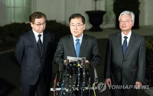 지난 3월 8일(현지시간) 오후 미국 워싱턴 백악관 웨스트윙 앞에서 도널드 트럼프 미국 대통령과의 면담 결과를 발표하고 있는 청와대 정의용 국가안보실장(가운데). 왼쪽은 서훈 국정원장. 오른쪽은 조윤제 주미대사. [청와대 제공=연합뉴스 자료사진]
