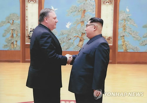 지난 부활절 주말(3월31일∼4월1일) 북한을 방문하여 김정은 북한 국무위원장과 만나 악수하고 있는 마이크 폼페이오 미국 국무부장관 [AFP=연합뉴스 자료사진]
