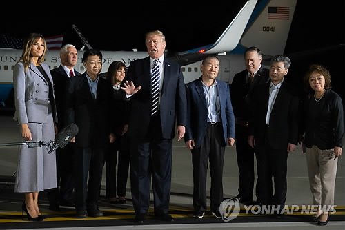 北 억류자 3명, 미국 도착…트럼프 "김정은에 감사" (워싱턴 AFP=연합뉴스) 북한에서 전격 석방된 한국계 미국인 3명이 10일(현지시간) 새벽 군용기편으로 미국 워싱턴DC 인근 메릴랜드 주 앤드루스 공군기지에 도착한 뒤 군용기로 직접 올라가 이들을 데리고 나온 도널드 트럼프 미국 대통령(가운데)이 기자들에게 이야기하고 있다. 트럼프 대통령은 기자들에게 "이 세 명(오른쪽 4번째 김동철, 오른쪽 2번째 김학송, 왼쪽 3번째 김상덕 씨)의 위대한 이들을 위한 특별한 밤"이라며 이들을 석방해 준 데 대해 김정은 위원장에게 사의를 표했다. 향후 북한을 방문할 용의가 있느냐는 질문에는 "가능한 일"이라고 답했다. lkm@yna.co.kr
