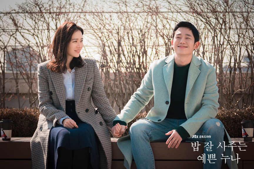 JTBCs Golden Tale Drama, which leaves only three times to the end, is A Pretty Sister Who Buys Bob Good (played by Kim Eun / Directed by Ahn Pan-Seok / hereinafter Beautiful Sister) is a real melodrama that has been loved by many people for the real love of the male and female protagonists.Pretty Sister was well received by Yoon Jin-ah (Son Ye-jin) and Seo Jun-hee (Jung Hae In) as well as the relationship and conflict between the surrounding characters in reality, and 6 and 9 times recorded the highest audience rating of 6.2% (Nilson Korea, based on paid broadcasting households nationwide).The highest audience rating is 6 percent, but the subject of the show is Sung Eun. The main character, Jung Hae In, is on the list of popular stars coveted by advertisers.There were buzzwords quoting the title of Drama, and parody gags and entertainment were popular.At the beginning of the broadcast, there was a concern that Drama could be somewhat bored by seeing only the log line of Pretty Sister, but it was more influential than expected.Ahn Pan-Seok PD was asked about the know-how of the production, but An PD said that he only directed it on the universality of human beings.He said, When you make drama, What works these days? What do you like these days?I do not think at all, he said. I also have a time to write a note thinking about what I am interested in and have fun while living my life in a single way.I take it out one by one and melt it into the work, he said. Humans seem to be the same. There is a belief that my thoughts, my troubles, and the attractive memories of the past are universal.I think that humans are universal and I direct Drama so that the universality is not damaged. I think it is valid and will be valid in the future. Reality also represents his directing color.From his masterpiece White Tower to Wifes Qualification, Secret Affair and I heard it in the wind, Drama is closely persuasive with the detailed sense of each character.Rather than having a narrative full of events and episodes, it is a way to fill the margins with a feeling and give viewers a realistic experience.The reality in the drama of Ahn Pan-Seok PD is obtained based on the detailed sense of each person.The acting of actors who draw the song Seon becomes important, and the way they act freely in the situation that PD throws is also different from other drama scenes.Pretty Sister was also filled with a long take god with tension only by dialogue and breathing between characters, which excluded the dramatic cut as much as possible, such as Secret Affair and I heard it with a rumor.Son Ye-jin also said that the scene of Ahn Pan-seok PD, who pursues Reality, was definitely different from the Li Dian Drama scene.I usually used to act in a melodrama or a god that I think is a beautiful scene when I shoot a movie.For example, I do not act like this in a pretty place and look at it with these eyes.The kissing god is also stereotyped as what kiss, but pretty sister does not decorate beautifully, but seems to show the actions of the ambassador and realistic love as it is. The director said that the actors should use the space by using the body a lot.I think you pursued the realism that you do not know whether it is a documentary or a drama.If Li Dian has played in a somewhat structured frame, it is really fun to play freely and do not have restrictions. The fact that he uses actors who are unfamiliar with existing dramas such as Jang Yeon Yeon, Oh Man Suk, Gil Hae Yeon, Oh Ryeong, Joo Min Kyung, Lee Hwa Ryong, Kim Jong Tae is also different from other dramas.However, the reason why I am attracted to the drama of Ahn Pan-Seok PD is in the effort to reach universality and reality as much as possible.This is why Pretty Sister was able to fill the thirst of viewers who were thirsty for drama, which is too routine but realistic compared to other dramatized works.There is a concern that there is no incident in this work, but there is a concern that it may be interesting, but in fact, we often live all day long in a phone call, said Ahn Pan-Seok PD. If the audience sympathizes with the character, it will succeed and if not, it will fail.As each person based on reality formed a consensus with viewers, Pretty Sister was able to gain popular popularity.I hope that the soul will shake as if the viewers have really had a proper love once they see the drama to the end, An PDs wind was inevitable early and surely.