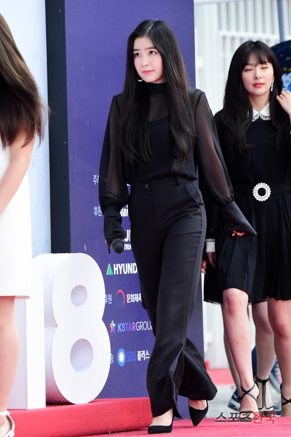 Red Velvet Irene attends the 2018 Dream Concert held at the Seoul World Cup Stadium in Mapo-gu, Seoul on the afternoon of the 12th.2018 Dream Concert is regarded as the best concert to lead the K-pop Korean Wave craze.The concert will feature Lee Tae-min, Red Velvet, Seventeen, B.A.P, NCT, Lovelies, girlfriends, Mamamu, Astro, Dia, UNB, UNI.T, MXM, The Boyz, TRCNG, Golden Child, Wheesung, Yunha, 24K, Halo, Big Flo, Dreamcatcher, fromis_9 It starred, including Mytin, IN2IT, Lip Bubble, Shasha and Aiz.