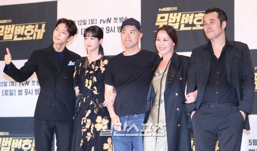 Lawless Lawyer is a reunited work by Lee Joon-gi with director Kim Jinmin, Time of Dogs and Wolves in 11 years.Seo Ye-ji, who showed his presence in OCN Save Me, also stars Lee Hye-Yeong and Choi Min-soo, who are unsurpassed by acting skills.Secret Mother features Song Yoon-ah and Kim So-yeon, who are called the best if they are acting.The new story is solved by introducing the material that has not been seen before, Appointment nanny.Kim Jin-seok ()The attraction: More performances by Choi Min-soo and Lee Hye-Yeong than young men and women; two charismatic people who will show the performance of the official record.Heres the meeting between Dog and Wolve Time PD and Lee Joon-gi is also a point to expect if you are Time Between Dog and Wolf fans.SUPERFORMAN: Ive seen a lot of it. Ive seen too much of it. Its a plausible word for legal action, but its obvious.Then there will be a love line for men and women. I feel strong that I will see Lee Joon-gi acting in Criminal Mind here.Lee Mi-hyeon ()What to see: The scene atmosphere is good. Lee Joon-gi is not fazed by Choi Min-soos sudden action, but is taking over the flag and showing synergy.Lee Joon-gis action is also worth watching: This year, he is 37 but felt confident in his words: I like to wear my body, a point to note growth as an actor of Seo Ye-ji.Its my first film since Save me. The key to how to take off the rather heavy acting tone in my previous work.It is also good for Lawless Lawyer to inherit a good rise.Subtraction: Can you jump beyond the revenge of Time Between Dog and Wolf? Whether or not you succeed in what distinction you have in the revenge play, a common material.Director Kim Jinmin responded that the distinction was the actors, but officials who confirmed the script early voiced that it was somewhat flat in character relationships.I do not think it will be an outlaw who cuts the ratings of .Hwang So-young ()What to watch: There was a thirst for entertainment: As director Kim Jinmin and Lee Joon-gi reunited, it is of interest whether they will continue their second success move.Lee Hye-Yeong and Choi Min-soo are eye-catching because they have made a solid performance in their previous work.Subtraction: TVN Weekends ratings are not very good this year, and I wonder if it will reveal its presence in confrontation with terrestrial, general dramas and entertainment.It is important to have an addictive charm that can inhale existing viewers.Plot: A warm-hearted thriller that takes place as a questionable entrance exam nanny enters the house of a passionate mother in Gangnam who is all in his sons education.Characters: Song Yoon-ah and Kim So-yeon and Kim Tae-woo, etc.Kim Jin-seok ()What to watch: Its a woman-oriented terrestrial drama. Although the ratings of female dramas such as Grace and Misty are high, terrestrial broadcasting has not been available for a year.Theres something sucking in just looking at the mysterious charm, trailer that Kim So-yeon will show.Subtraction: As Song Yoon-ah himself said, the format is similar to Grace with her, which is quite similar to the two-top female protagonist, starting with Murder.At first glance, I think of a return. It is an uneasy factor to remind me of too many works.Lee Mi-hyeon ()What to watch: Middle-aged actresses performance is expected. The so-called sisters performance from Grace Girl last year to Misty is great.The second is the sad Song-Yoon-ah and Kim So-yeon, which is the second, and it is pulled by the wind.Subtraction: Its a new thriller about new material, but its similar to the format of Grace: Murders case and the lives of married women are tied up.If you can not find any noticeable differences from the first broadcast, it may be just a subtle.Hwang So-young ()Watch: Song Yoon-ah and Kim So-yeons performance competition and the warm-mans come interestingIt is a work that is tensely filled with breathtaking conflict elements, and it is word of mouth as a drama that stimulates curiosity in the broadcasting company.Subtraction: You have to cross the wall of Grace with herIt is important to see how much Secret Mother can lead to another interest as a discriminatory factor because it has been a great success in dealing with the people of the upper class and the people.