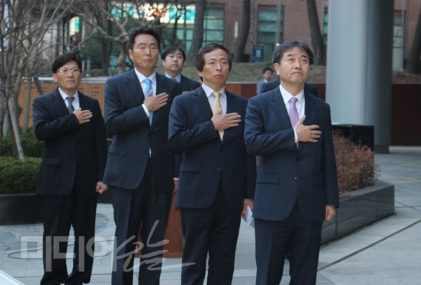 ▲ 2015년 3월30일 오전 박노황 당시 연합뉴스·연합TV 사장(맨 오른쪽)이 국기에 대한 경례를 하고 있다. 사진=김도연 기자