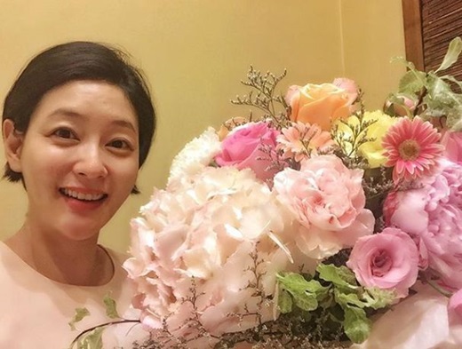 ! A Poem a Day Thank you so much.Actor Jin-hie Park marriage four-year anniversaryI have been told of the recent situation.Jin-hie Park said on his SNS on the 12th, Thats enough with my beloved family.!!!! A Poem a Day Thank you so much.#goodmorning #happy #weddinganniversary and posted a picture of the flowers and pictures that seemed to have been received from her husband.Jin-hie Park recently traveled to Vienna, Austria after finishing the SBS drama Return.Jin-hie Park marriages with a judge five years younger on 11 May 2014; she gave birth to her first daughter, Yeonseo, in November of the same year.Three years later, she announced her second pregnancy in January and is expected to give birth in June. The second is known to be her son.