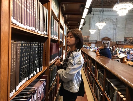 Jung So-min showed off his visuals during the show.Actor Jung So-min posted a recent photo on his instagram on May 12th.Jung So-min in the photo is a visit to a library during the travel. Jung So-mins beauty is impressive, as Bobbed hair looks like a match.kim ye-eun