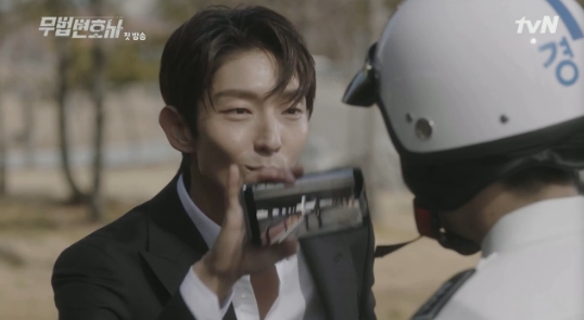 Lee Joon-gi has opened the door to Lawless Lawyer intensely.In the first episode of TVNs new weekend drama, Lawless Lawyer (playplayed by Yoon Hyun-ho/directed by Kim Jin-min/production studio Dragon Logos Film), which was first broadcast on May 12, Bong Sang-pil (Lee Joon-gi) appeared for the first time in a splendid way.On the same day, Bong was caught by a police officer (Jin Seon-kyu) while speeding while wearing sunglasses, and he tried to hand over Oman One to the police asking for a license, saying, I will cooperate.The police then said, Come out. He took him to a place without CCTV and demanded money.kim ye-eun