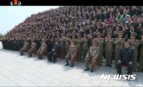 【서울=뉴시스】지난해 9월 북한 김정은 노동당 위원장이 평양 목란관연회장에서 핵과학자와 기술자들을 위한 6차 핵실험 성공 자축 연회에 참석했다고 조선중앙TV가 보도했다. 사진은 금수산태양궁전 앞에서 김정은 노동당 위원장이 핵과학자, 기술자들과 기념촬영하는 모습.  2017.09.10.(사진=조선중앙TV 캡처) photo@newsis.com