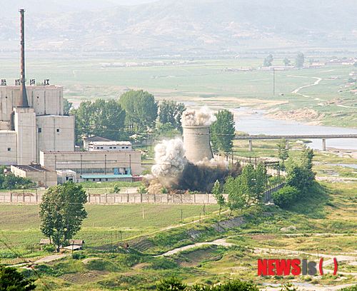 【서울=로이터/뉴시스】 조선중앙통신이 2일 우라늄 농축공장을 비롯한 모든 영변 핵 시설을 재가동한다고 북한 원자력 총국 대변인을 통해 밝혔다.  사진은 지난 2008년 6월 27일 북한 핵 냉각탑 파괴 모습.