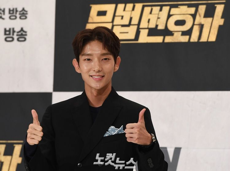 Kim Jin-min and Actor Lee Joon-gi, who received a favorable reputation as well-made drama in MBC Dog and Wolves time in 2007, met again in 11 years.Kim and Lee Joon-gi were expecting TVNs new Weekend drama illegal lawyer based on trust for each other.TVNs Unlawful Lawyer (playplayed by Yoon Hyun-ho, directed by Kim Jin-min, production studio Dragon and logos film), which will be broadcast for the first time today (12th), is about the court of justice for the revenge of his mother, by Bong Sang-pil, an lawless lawyer who used to punch without believing in the law.Lee Joon-gi leads this court act as Bong Sang-pil, who grows up as a lawyer against unsettled power.Calligraphy was a lawyer of the United Nations International Court of Justice, but he was a lawyer from a lawyer who beat a judge and suspended his work.Lee Hye-Yeong is respected both inside and outside the legal profession, but in fact, he plays Cha Moon-sook, the incarnation of corruption, and Choi Min-soo plays An Oh-ju, who has transformed from a fish market gangster to a chairman of a local company.Director Kim Jin-min cited Dream Casting as a strength of lawless lawyers; he said: Its the casting Ive been dreaming about: how to express their ensembles is a challenge.It is like a work that will see the end of my performance. On the other hand, I am afraid and on the other hand I am honored. Kim first hesitated to cast Lee Joon-gi: The time of dogs and wolves was a brilliant past, but at the same time it served as a burden.But they had a long conversation and decided to join together.Lee Joon-gi said, I should not be a coach who can eat and live for 10 more years. I chose Mannerism in me because I would not break up if I met the coach.Kim said, In the past, Lee Joon-gi was a passionate person, and still is. Now he is more flexible and has become a huge star.I thought there was a reason for him to go long, he replied.Lee Joon-gi, who also plays intense action acting in illegal lawyers, expressed his determination to show more body acting as long as the body allows.It is an explanation that it can be fun for viewers to do Acting that can do well by themselves.Lee Hye-Yeong, who played a new form of strong and wonderful mother that was not seen in the TVN Mother last March, returned to the 180-degree change of Evil Axis.Lee Hye-Yeong said, I decided to appear at the end of Kims saying that Cha Moon-sooks judge should be Lee Hye-Yeong.Choi Min-soo, who showed an extraordinary appearance such as showing a pose of colostrum on the floor at the production presentation scene and having a self-time, is also deeply related to director Kim Jin-min.It is already the fourth work after Road Number One, Pride and Prejudice, She Loves You So Much.Choi Min-soo said, It is a villain, but it does not make you smoke and swear.It is not a liberal TV, it is not a Disney cartoon, but it is hard to act as a villain. The process of visualizing Kim Jin-min and his work is frankly fun.Director Kim Jin-min tipped that lawless lawyers draw revenge but in fact are more focused on person relations.He emphasized, It is a work that is a good thing to see as Weekend entertainment.TVNs new Weekend drama The Lawyer will air its first episode today (12th) at 9 p.m.Kim Jin-min reunites with coach 11 years after dog and wolf time