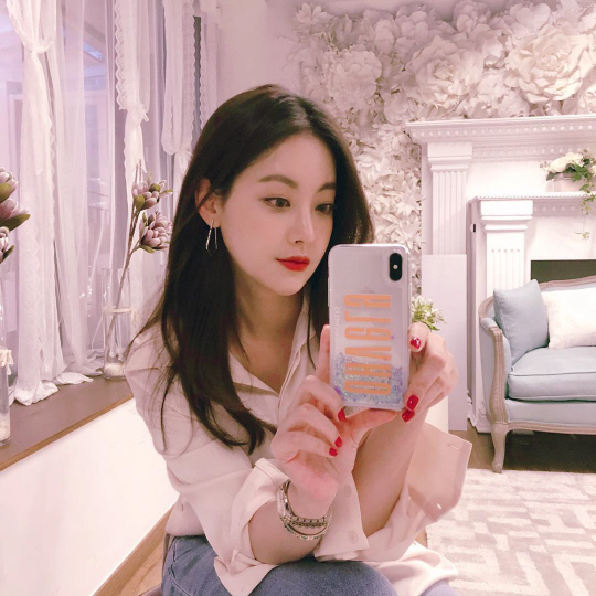 Actor Oh Yeon-seo flaunted his unique visuals.Oh Yeon-seo posted a picture on her SNS on the 13th, while Oh Yeon-seo in the photo is taking a selfie while looking in the mirror where she looks at the filming location.Oh Yeon-seos innocent yet brilliant visuals are intense. The lovely atmosphere is outstanding without any charm.Oh Yeon-seo is taking a break after TVN Drama A Korean Odyssey and the movie Cheese in the Trap.