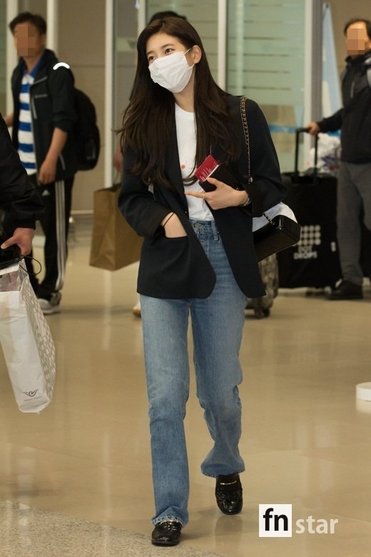 Bae Suzy blue jeans on jackets is enough Actor and singer Bae Suzy arrived in Taiwan via the Incheon International Airport after finishing the fan meeting schedule on the afternoon of the 13th.