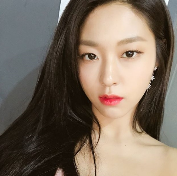 AOA Seolhyun has shared his latest with Selfie.Seolhyun released a picture on his Instagram account on May 13.The photo shows Seolhyun looking at the camera and making a fascinating look; skin like a ceramic ware is impressive.kim myeong-mi