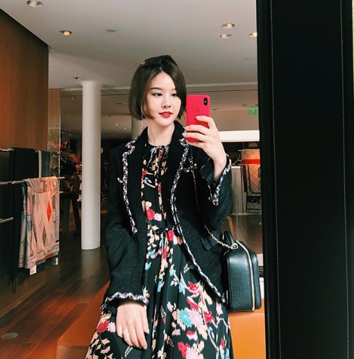 Park Eun-ji, Broadcaster from the Weather Report Girl, reported on the recent situation with the photo.Park Eun-ji posted a picture on his instagram on May 13 with an article entitled Even the plate is so elegant. Its mothers day ~ I came to see your mothers gift.The photo shows Park Eun-ji taking a Selfie using a mirror. The Beautiful looks, which is more beautiful after marriage, catches the eye.kim myeong-mi