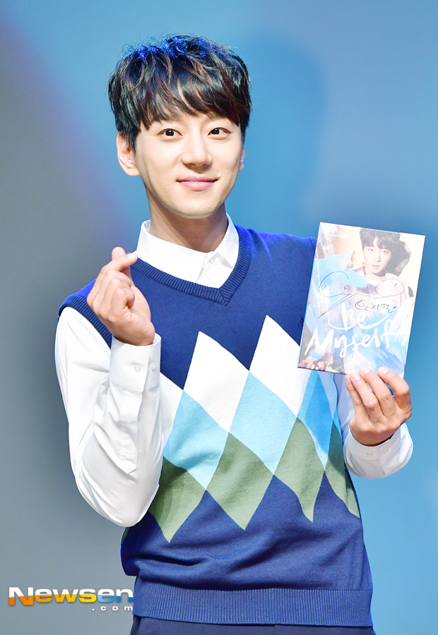 Singer Hwang Chi-yeul The second mini album Be Myself was released at the CTS Art Hall in Noryangjin-dong, Dongjak-gu, Seoul on the afternoon of May 13th.On that day, Hwang Chi-yeul attended.Jang Gyeong-ho