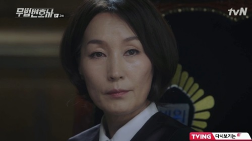 Justice Lee Hye-Yeong was behind the death of Lee Joon-gis mother.In the second episode of TVNs weekend drama Lawless Lawyer, which aired on May 13, the reason why Bong Sang-pil (Lee Joon-gi) watched Cha Moon-sook (Lee Hye-Yeong) was revealed.Bong Sang-pil returned to his hometown to catch Woo Hyung-man (Lee Dae-yeon), who caused his mother, Choi Jin-ae (Shin Eun-jung), to die, and tried to take charge of Woo Hyung-man, who was arrested on charges of killing the established mayor.Woo Hyung-man could not remember Bong Sang-pil at all, and Bong Sang-pil also hired Ha Jae-yi (Seo Ye-ji), who had just been suspended as a lawyer, as my secretary.Woo Hyung-mans lawyer was Ko In-du (played by Jeon Jin-gi), but Bong Sang-pil felt that Woo Hyung-man would be distrusting Ko In-du, and Ha Jae-yi was gradually interested in the case.When Ha Jae-yi asked why he wanted to take the case from Ko In-doo, Bong Sang-pil said it would help promote the case. Ha Jae-yi met Judge Cha Moon-sook, half-doubtedly asking about Bong Sang-pil.Ha Jae-yi admired Judge Cha Moon-sook and sometimes called him Mom. But Nam Soon-ja (Yum Hye-ran), a close associate of Cha Moon-sook, ignored him openly.Nam Soon-ja was a mother of Ha Jae-is high school alumni Kang Yeon-hee (Cha Jung-won), who confronted Ha Jae-yi while slapping the teacher on the grounds that she gave her daughters performance evaluation score during high school.Ha Jae-yi also continued to have conflicts with Kang Yeon-hui, who is now a prosecutor.Cha Moon-sook received media attention once again through volunteer activities, but turned 180 degrees in front of An-oh-ju.Cha Moon-sook promised to push An-oh to the next established market, and An-oh-joo kneeled down as if he had already become a market and bowed, Its a glory.In addition, Cha Moon-sook kicked a goinhead who is roughly proceeding with the trial of Woo Hyung-man and said, What if you change your lawyer?As Cha Moon-sooks concern, Woo Hyung-man changed his lawyer even after he was threatened with murder.Bong Sang-pil revealed that he was the son of Shin Yi Choi Jin-ae and promised to take him out alive, and Woo Hyung-man trusted Bong Sang-pils grudge to tell the truth and left the case to Bong Sang-pil.However, just before the trial, Ha Jae-yi was kidnapped by Seokgwan-dong (Choi Dae-hoon).Seokgwan-dong, who had a grudge against Bong Sang-pil, misunderstood Ha Jae-yi as a lover.Bong Sang-pil asked Tae Kwangsoo (Kim Byung-hee) to make sure that the trial is not going until I come, and went to rescue Ha Jae-yi, and Tae Kwangsoo caused a disturbance in the courtroom and took time.Bong Sang-pil saved Ha Jae-yi and headed to the court, and Ha Jae-yi thanked him when Bong Sang-pil ran for him.On the way, Bong Sang-pil and Ha Jae-yis past relationship were drawn. In the past, Bong Sang-pil was able to escape from the crisis of death with his mother, Choi Jin-ae.Bong Sang-pil knew that and approached Ha Jae-yi intentionally. Bong Sang-pil told Ha Jae-yi meaningfully, This fight will be our fight soon.Yoo Gyeong-sang