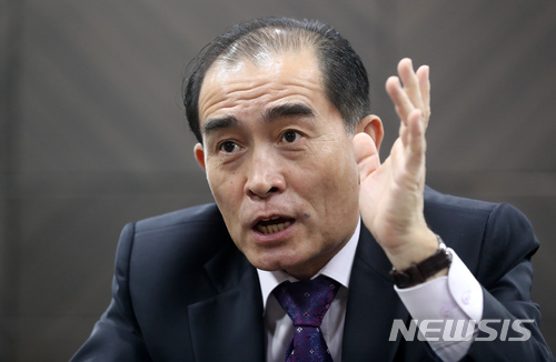 【서울=뉴시스】박진희 기자 = 태영호 전 영국주재 북한 공사가  11일 서울 강남구 국가안보전략연구원에서 김현호 뉴시스 상임고문과 인터뷰 하고 있다. 2018.05.13.pak7130@newsis.com