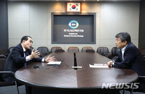 【서울=뉴시스】박진희 기자 = 태영호 전 영국주재 북한 공사가  11일 서울 강남구 국가안보전략연구원에서 김현호 뉴시스 상임고문과 인터뷰 하고 있다. 2018.05.13.pak7130@newsis.com